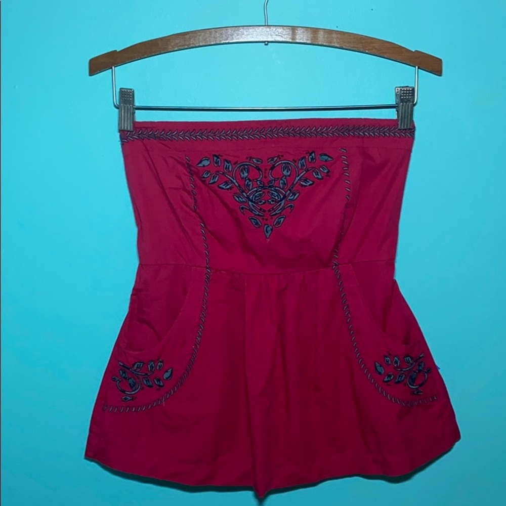 O’NEILL strapless flowy top.